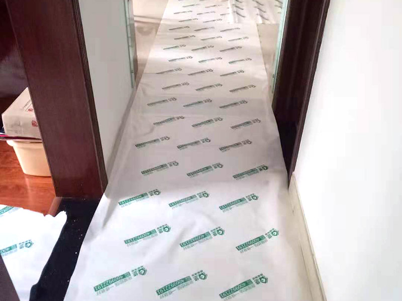 過道成品保護：各種裝修物料的進場以及各種建筑裝修垃圾的清理，都會經(jīng)過入戶門，這些物品在搬運的過程中，難免會和入戶門發(fā)生磕碰，造成入戶門的磕碰劃傷，所以，第一個需要做好成品保護的地方就是入戶門。 在裝修開工前直到家具進場期間，都需要對入戶門進行保護！可以使用成品保護膜將門包裹。 地面瓷磚鋪貼完后，用成品保護膜覆蓋磚面，既可以防止裝修時的沙子磨傷地面，同時也能有效地防止油漆涂料等有色液體滴落磚面，造成地面污染。