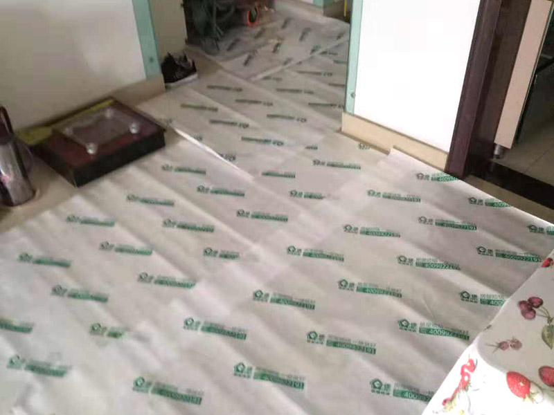過道成品保護：各種裝修物料的進場以及各種建筑裝修垃圾的清理，都會經(jīng)過入戶門，這些物品在搬運的過程中，難免會和入戶門發(fā)生磕碰，造成入戶門的磕碰劃傷，所以，第一個需要做好成品保護的地方就是入戶門。 在裝修開工前直到家具進場期間，都需要對入戶門進行保護！可以使用成品保護膜將門包裹。 地面瓷磚鋪貼完后，用成品保護膜覆蓋磚面，既可以防止裝修時的沙子磨傷地面，同時也能有效地防止油漆涂料等有色液體滴落磚面，造成地面污染。
