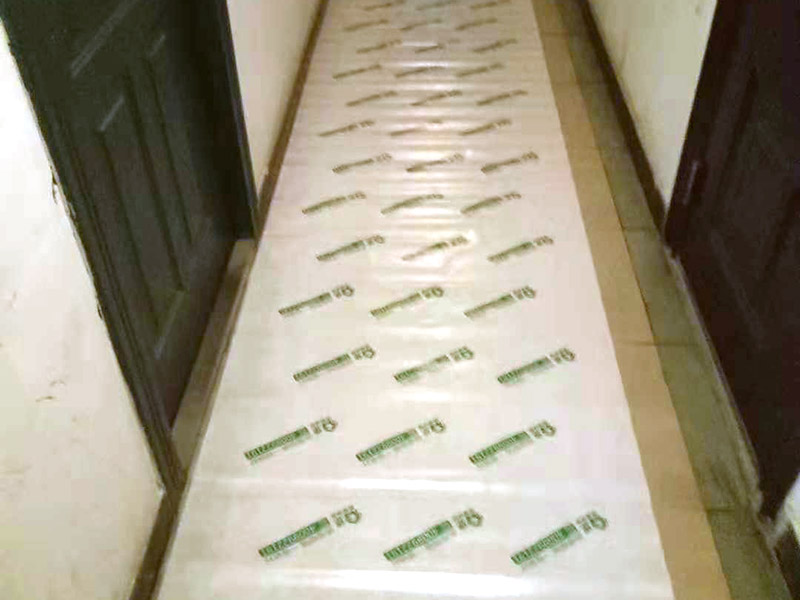 過道成品保護：各種裝修物料的進場以及各種建筑裝修垃圾的清理，都會經(jīng)過入戶門，這些物品在搬運的過程中，難免會和入戶門發(fā)生磕碰，造成入戶門的磕碰劃傷，所以，第一個需要做好成品保護的地方就是入戶門。 在裝修開工前直到家具進場期間，都需要對入戶門進行保護！可以使用成品保護膜將門包裹。 地面瓷磚鋪貼完后，用成品保護膜覆蓋磚面，既可以防止裝修時的沙子磨傷地面，同時也能有效地防止油漆涂料等有色液體滴落磚面，造成地面污染。