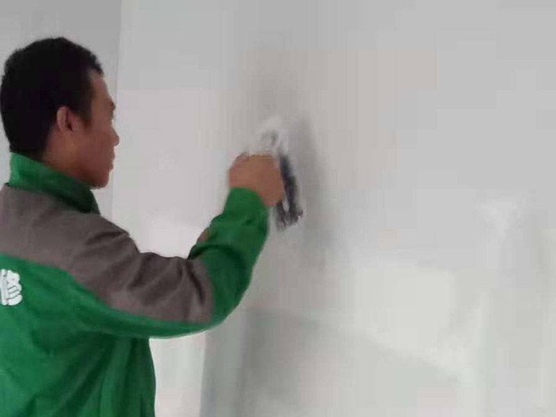 過道成品保護：各種裝修物料的進場以及各種建筑裝修垃圾的清理，都會經(jīng)過入戶門，這些物品在搬運的過程中，難免會和入戶門發(fā)生磕碰，造成入戶門的磕碰劃傷，所以，第一個需要做好成品保護的地方就是入戶門。 在裝修開工前直到家具進場期間，都需要對入戶門進行保護！可以使用成品保護膜將門包裹。 地面瓷磚鋪貼完后，用成品保護膜覆蓋磚面，既可以防止裝修時的沙子磨傷地面，同時也能有效地防止油漆涂料等有色液體滴落磚面，造成地面污染。