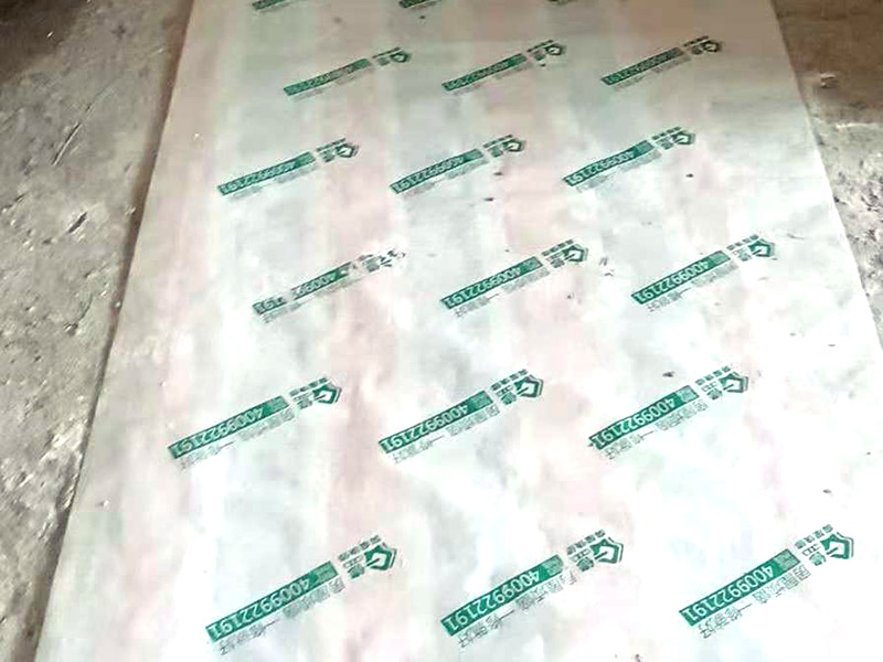 客廳地磚鋪貼：鋪貼的工具包括橡膠錘和粘結(jié)劑。在進(jìn)行施工之前先把所需要的這些材料都整理好放在一旁備用；基層的處理工作對瓷磚的平整度有很大的影響，對于基層要做好清潔工作，還有找平工作。放樣：在進(jìn)行瓷磚的鋪貼工作之前還事先找好垂直線，這樣可以在鋪貼的時候找到瓷磚的水平線，讓瓷磚鋪貼的更加的平整。粘結(jié)劑加水?dāng)嚢杈鶆?，靜置10分鐘之后就可以使用。將瓷磚表面的浮灰清除，再在瓷磚背面均勻的涂抹上粘結(jié)劑，按照預(yù)鋪的順序?qū)⒋纱u鋪貼在地面上，最后用橡膠錘輕輕拍打至服帖齊整。