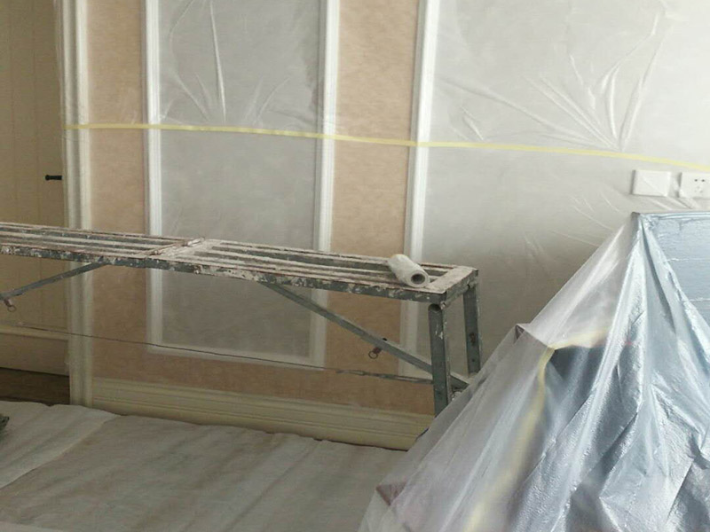 客廳天花板維修：導(dǎo)致掉皮的原因其實也并不少，要根據(jù)原因入手去弄哦，這樣才更有效！施工溫度的原因，乳膠漆施工溫度低，未能形成連續(xù)的涂膜而龜裂，遇水即會脫落;基層疏松，有油污等污物，涂膜與基層粘附不好，造成剝落；基層批刮膩子強度低，膩子層未干透即涂刷乳膠漆；基層過于平滑，以造成涂膜附著力不好。剝落防范:施工前先觀察一下，清理好基層。原來的乳膠漆最好鏟掉，重新批一下墻面，再上新乳膠漆。直接滾上去覆蓋的話時間不長很容易脫落。墻面時間長也會起鼓、掉皮的，你就是買高品質(zhì)的抗堿底漆、封閉底漆先刷幾遍再做基層處理和乳膠漆。