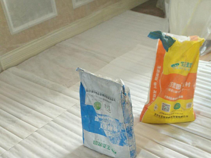 客廳天花板維修：導(dǎo)致掉皮的原因其實也并不少，要根據(jù)原因入手去弄哦，這樣才更有效！施工溫度的原因，乳膠漆施工溫度低，未能形成連續(xù)的涂膜而龜裂，遇水即會脫落;基層疏松，有油污等污物，涂膜與基層粘附不好，造成剝落；基層批刮膩子強度低，膩子層未干透即涂刷乳膠漆；基層過于平滑，以造成涂膜附著力不好。剝落防范:施工前先觀察一下，清理好基層。原來的乳膠漆最好鏟掉，重新批一下墻面，再上新乳膠漆。直接滾上去覆蓋的話時間不長很容易脫落。墻面時間長也會起鼓、掉皮的，你就是買高品質(zhì)的抗堿底漆、封閉底漆先刷幾遍再做基層處理和乳膠漆。