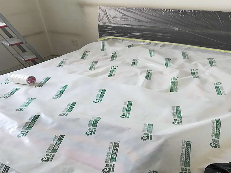 臥室局部改造：老房子裝修是工首步驟，也是最重要的步驟，就是拆改,拆除一些不必要的墻體，改造房屋結(jié)構(gòu)和水電；刮膩?zhàn)?，第一遍刮石膏，硬度好，附著力好干了不容易開(kāi)裂收縮，填充力好，能堵住墻體上小 眼眼，干了后就不能再出現(xiàn)小眼眼了；第二遍刮的重點(diǎn)就是找平，第三遍進(jìn)行修補(bǔ)。