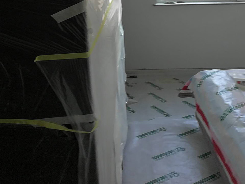 臥室局部改造：老房子裝修是工首步驟，也是最重要的步驟，就是拆改,拆除一些不必要的墻體，改造房屋結(jié)構(gòu)和水電；刮膩?zhàn)?，第一遍刮石膏，硬度好，附著力好干了不容易開(kāi)裂收縮，填充力好，能堵住墻體上小 眼眼，干了后就不能再出現(xiàn)小眼眼了；第二遍刮的重點(diǎn)就是找平，第三遍進(jìn)行修補(bǔ)。