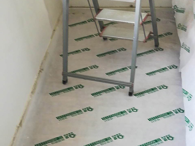 臥室局部改造：老房子裝修是工首步驟，也是最重要的步驟，就是拆改,拆除一些不必要的墻體，改造房屋結(jié)構(gòu)和水電；刮膩?zhàn)?，第一遍刮石膏，硬度好，附著力好干了不容易開(kāi)裂收縮，填充力好，能堵住墻體上小 眼眼，干了后就不能再出現(xiàn)小眼眼了；第二遍刮的重點(diǎn)就是找平，第三遍進(jìn)行修補(bǔ)。