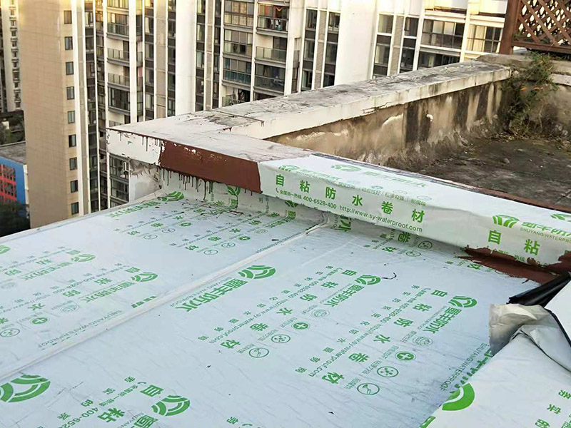 屋頂防水案例：1．在干燥基面上施工防水涂料前應(yīng)先濕潤基面至無明水為準(zhǔn)，若基面潮濕但無明水可直接施工。 2．按配比先將防水漿料乳液倒入拌料桶中，然后再將粉料倒入，充分?jǐn)嚢柚辆鶆颉o料粒糊狀，靜置十分鐘后再攪拌一下，效果更佳。 3．用毛刷或滾刷直接將膠漿涂刷在基面上，待第一層完全干透后（約2小時或手擦不粘為準(zhǔn)），再涂刷第二遍，兩遍的涂刷方向應(yīng)交錯。 4．在操作進(jìn)程中應(yīng)保持間斷性攪拌以防止膠漿沉淀。 5．待防水層完全干固后，方可在其上面做砂漿保護(hù)層或其它覆蓋層。