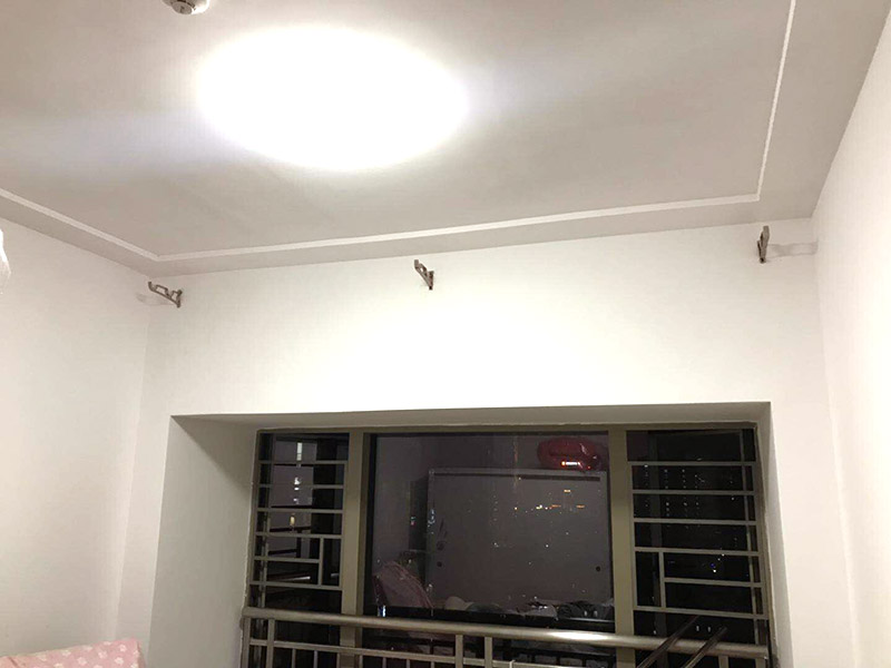 窗簾桿安裝：首先羅馬窗簾桿長度超過2.5米，需要三個(gè)安裝碼。其次中間的安裝碼為于窗戶或墻壁中心，兩端安裝碼需等距離窗戶邊緣至少5-10cm，窗簾桿需離窗戶頂端15-20cm。然后打孔深度為3.5-5cm，不能跑眼，歪斜。接著安裝碼用自攻螺絲堅(jiān)固，吊環(huán)套入桿內(nèi)，吊環(huán)一分為二，兩端各留一個(gè)吊環(huán)，將羅馬窗簾桿壓入開口安裝碼內(nèi)。之后進(jìn)行調(diào)整，使兩端裝飾頭離開墻壁距離一致。最后將窗簾穿好掛鉤，把掛鉤的另一端掛入吊環(huán)的孔內(nèi)，左右開合窗簾，檢查滑動是否靈活、兩副窗簾是否等高，否則需進(jìn)行微調(diào)。