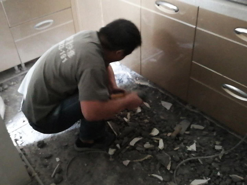 廚房地磚拆除：拆除地面磚最容易的方法是,先想辦法撬開大門口的那塊地磚,因?yàn)槟菈K磚是有一邊露在外面的,比較容易撬開。再用扁的鑿子一片片的往里撬,如果水泥砂漿做得不是特別牢的話,可以用錘子把扁鑿敲進(jìn)地磚和水泥地面中間的縫隙里的,那樣就能把地磚整塊的撬起來。這樣的方法比用錘子從正面敲碎地磚要容易得多。如果順利的話,可能全部能夠撬起來。如果有一小部份撬不起來的。再用錘子敲碎就行了。