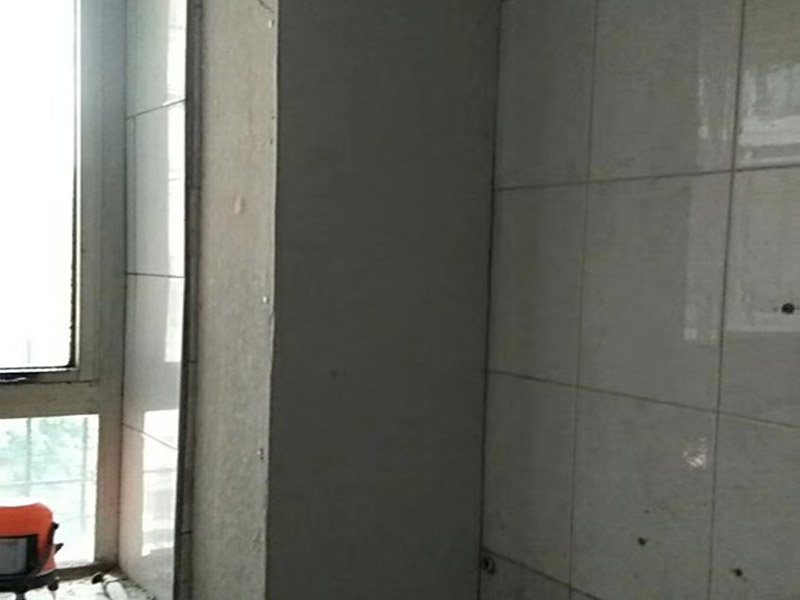 水泥板包水管：用水泥磚砌起來(lái)。有的地方用紅磚，這個(gè)是瓦工的工作，就是貼磚的師傅壘起來(lái)的，先用水泥磚把管子包起來(lái)，然后在水泥磚上貼瓷磚，可以做到和墻面瓷磚一體的效果，可以完美的把管子包裹起來(lái)，可以先把管子用隔音棉包裹，也可以在管子和灰磚縫隙處用發(fā)泡膠填充起到隔音的作用，堅(jiān)固耐用，缺點(diǎn)就是灰磚較厚，貼上墻磚后，會(huì)比原來(lái)厚很多，比較臃腫，會(huì)占用一部分空間。 用水泥板包裹，就是用成品的直角水泥板包裹，在外面貼墻磚，和墻面一提，好處是比磚砌的薄，占空間小，但是水泥板需要龍骨固定，木龍骨和輕鋼龍骨易腐蝕變形，后期墻磚易開(kāi)裂，檢修口不好留。 木龍骨封石膏板，這是木工活，這種方法基本上不用了，就是用木龍骨打框架，用自攻絲封石膏板。就和做石膏板吊頂一樣的工藝，但石膏板遇水汽容易解體，不安全，防水石膏板也是石膏板。