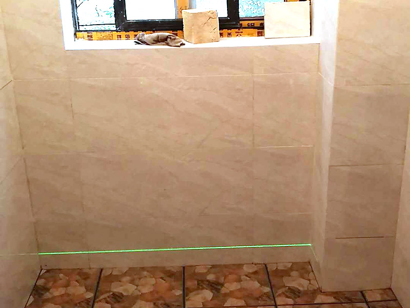 衛(wèi)生間瓷磚鋪貼：基層處理：首先應(yīng)除去基層表面的污垢，油漬，浮灰;除去基層上所有涂料層，膩?zhàn)訉?如果基層未能達(dá)到平整度要求，需對(duì)基層進(jìn)行預(yù)先的找平處理。  放樣：鋪貼瓷磚前需事先找好垂直線，以此為基準(zhǔn)鋪貼的瓷磚高低均勻、垂直美觀;此外，施工前在墻體四周需彈出標(biāo)高控制線，在地面彈出十字線，以控制地磚分隔尺寸。  預(yù)鋪：首先應(yīng)對(duì)瓷磚的色彩、紋理、表面平整等進(jìn)行嚴(yán)格的挑選，然后按照?qǐng)D紙要求預(yù)鋪。 調(diào)制粘結(jié)劑：加水后將粘結(jié)劑漿料攪拌至潤(rùn)滑均勻，無(wú)明顯塊狀或糊狀結(jié)塊，攪拌后的漿料靜置5-10分鐘后再稍加攪拌1-2分鐘即可使用。在開(kāi)始鋪貼施工前，需要先清理瓷磚表面的浮灰，污垢等。  抹漿料：將調(diào)制好的漿料均勻地抹在瓷磚背面，要求漿料飽滿。將瓷磚平整地鋪貼在基層上，使用橡膠錘將瓷磚拍實(shí)鋪平。施工過(guò)程中，可小幅度轉(zhuǎn)動(dòng)瓷磚，使?jié){料與瓷磚背面充分接觸。 瓷磚鋪貼結(jié)束后24小時(shí)，可進(jìn)行嵌縫施工。將調(diào)制好的嵌縫劑均勻地涂在磚與磚的縫隙內(nèi)。嵌縫后用浸濕的織物清理多余的嵌縫劑，保持瓷磚表面清潔。