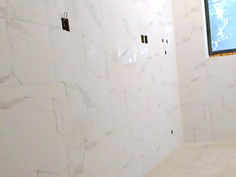 衛(wèi)生間裝修：水電改造：衛(wèi)生間裝修會(huì)設(shè)計(jì)到浴霸采暖，燈的線路走線，水管的入墻等處理，在衛(wèi)生間裝修過程中可細(xì)致規(guī)劃一下。 防水處理：因?yàn)樗谛l(wèi)生間處處可見，所以衛(wèi)生間裝修防水上需做好功夫，防止因?yàn)闈B水問題給樓下鄰居和自己制造麻煩，因而在防水后需要做閉水實(shí)驗(yàn)，以確保防水的效果。 貼瓷磚：為了美觀衛(wèi)生間裝修一般都帖墻磚和地磚，在選購(gòu)墻磚時(shí)需要注意耐水性，以及釉面質(zhì)量，墻磚在一定程度上也起到防水效果;地磚顏色建議深色系，耐污染，并保證磚的質(zhì)量。 衛(wèi)生間管道隔音：衛(wèi)生間裝修下水管道需要做相應(yīng)的隔音處理，需要根據(jù)實(shí)際情況而定，一般衛(wèi)生間如果是塑料材質(zhì)的下水粗管道就需要做相應(yīng)的處理，以防止噪音煩惱。 衛(wèi)生間吊頂：為了美觀，衛(wèi)生間裝修一般都需要做吊頂處理，材質(zhì)一般選擇鋁扣板，就耐用，又防水，并且可以采用分模塊的方式合理的設(shè)置采光、換氣、浴霸等的位置。