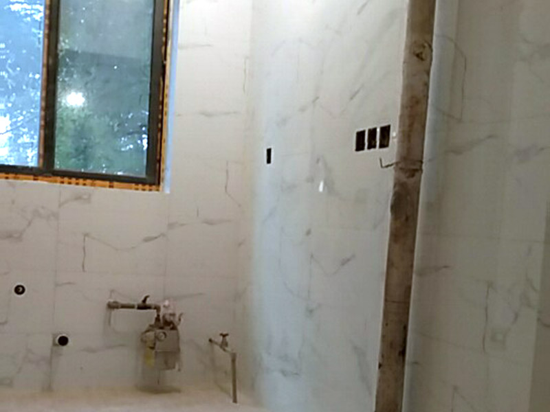 衛(wèi)生間裝修：水電改造：衛(wèi)生間裝修會(huì)設(shè)計(jì)到浴霸采暖，燈的線路走線，水管的入墻等處理，在衛(wèi)生間裝修過程中可細(xì)致規(guī)劃一下。 防水處理：因?yàn)樗谛l(wèi)生間處處可見，所以衛(wèi)生間裝修防水上需做好功夫，防止因?yàn)闈B水問題給樓下鄰居和自己制造麻煩，因而在防水后需要做閉水實(shí)驗(yàn)，以確保防水的效果。 貼瓷磚：為了美觀衛(wèi)生間裝修一般都帖墻磚和地磚，在選購(gòu)墻磚時(shí)需要注意耐水性，以及釉面質(zhì)量，墻磚在一定程度上也起到防水效果;地磚顏色建議深色系，耐污染，并保證磚的質(zhì)量。 衛(wèi)生間管道隔音：衛(wèi)生間裝修下水管道需要做相應(yīng)的隔音處理，需要根據(jù)實(shí)際情況而定，一般衛(wèi)生間如果是塑料材質(zhì)的下水粗管道就需要做相應(yīng)的處理，以防止噪音煩惱。 衛(wèi)生間吊頂：為了美觀，衛(wèi)生間裝修一般都需要做吊頂處理，材質(zhì)一般選擇鋁扣板，就耐用，又防水，并且可以采用分模塊的方式合理的設(shè)置采光、換氣、浴霸等的位置。