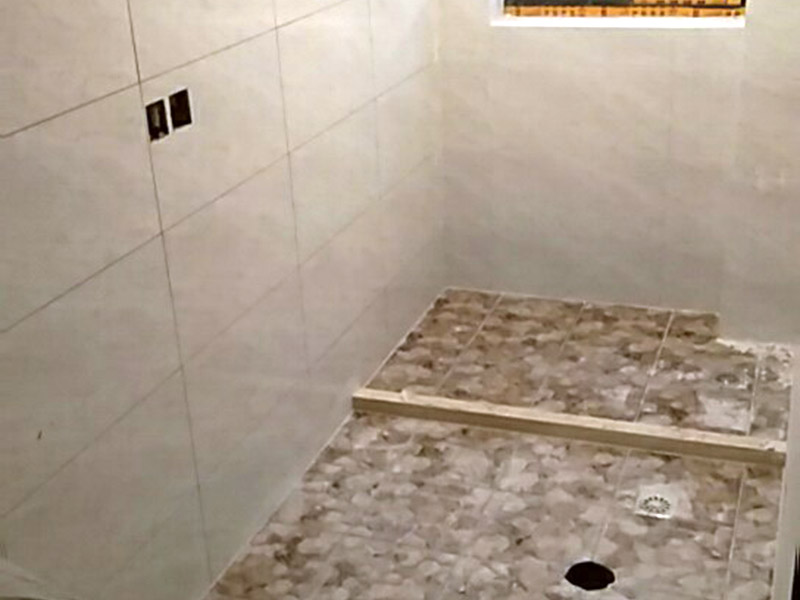 衛(wèi)生間裝修：水電改造：衛(wèi)生間裝修會(huì)設(shè)計(jì)到浴霸采暖，燈的線路走線，水管的入墻等處理，在衛(wèi)生間裝修過程中可細(xì)致規(guī)劃一下。 防水處理：因?yàn)樗谛l(wèi)生間處處可見，所以衛(wèi)生間裝修防水上需做好功夫，防止因?yàn)闈B水問題給樓下鄰居和自己制造麻煩，因而在防水后需要做閉水實(shí)驗(yàn)，以確保防水的效果。 貼瓷磚：為了美觀衛(wèi)生間裝修一般都帖墻磚和地磚，在選購(gòu)墻磚時(shí)需要注意耐水性，以及釉面質(zhì)量，墻磚在一定程度上也起到防水效果;地磚顏色建議深色系，耐污染，并保證磚的質(zhì)量。 衛(wèi)生間管道隔音：衛(wèi)生間裝修下水管道需要做相應(yīng)的隔音處理，需要根據(jù)實(shí)際情況而定，一般衛(wèi)生間如果是塑料材質(zhì)的下水粗管道就需要做相應(yīng)的處理，以防止噪音煩惱。 衛(wèi)生間吊頂：為了美觀，衛(wèi)生間裝修一般都需要做吊頂處理，材質(zhì)一般選擇鋁扣板，就耐用，又防水，并且可以采用分模塊的方式合理的設(shè)置采光、換氣、浴霸等的位置。