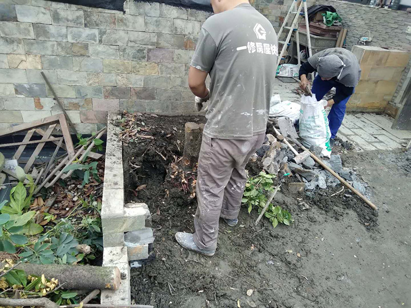 屋面鏟除，轉(zhuǎn)運(yùn)建渣：1、施工前，先檢查原防水層平面、立面產(chǎn)生的開裂、空鼓、流淌、翹邊、龜裂、斷離、張口及破損的情況； 2、鏟除原防水層及找平層  a) 用鐵鏟清除全部原防水層，注意在清除時(shí)應(yīng)盡量不損壞找平層，清除的垃圾集中堆放，統(tǒng)一處理  b)檢查找平層的破損情況和保溫層的含水情況。若找平層破損嚴(yán)重、保溫層含水較高時(shí)，應(yīng)揭開找平層，并曬干保溫層或重做保溫層、找平層。若找平層破損較小，則對(duì)找平層破損部位用水泥砂漿進(jìn)行修整。  c)重做保溫層時(shí),先清理混凝土結(jié)構(gòu)層表面的雜物后，用熱瀝青熱粘或用對(duì)聚苯類保溫板無溶解作用的膠粘劑冷粘聚苯保溫板;或鋪珍珠巖保溫塊。