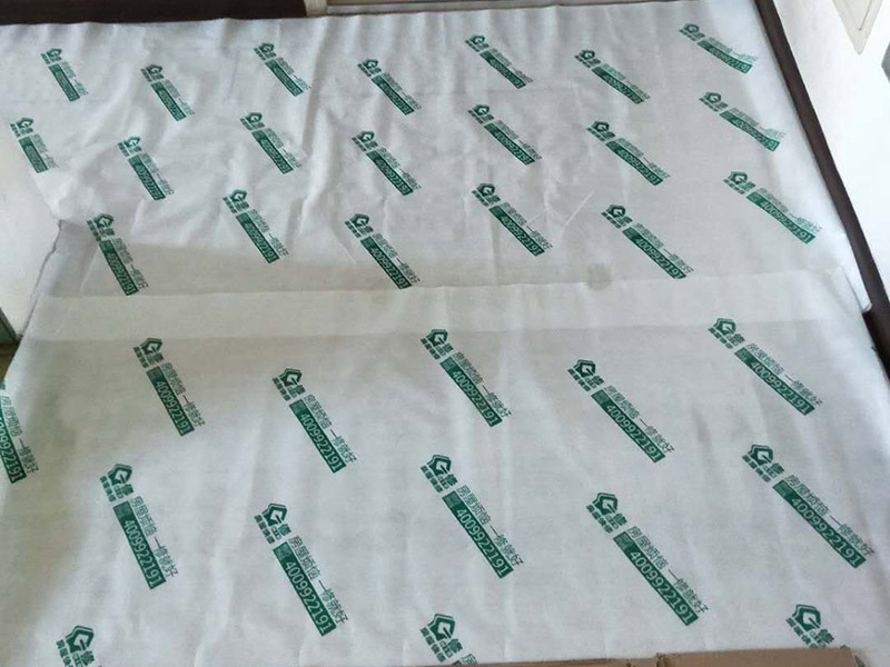 裝修地面保護(hù)：一、裝修地面保護(hù)膜鋪貼，一定是在地面（瓷磚、地板、地磚）貼好了才開始動(dòng)手用裝修地面保護(hù)膜，要不然裝修地面保護(hù)膜是保護(hù)好你的地面了，但是地面（瓷磚、地板、地磚）松動(dòng)了那就麻煩了，所以確認(rèn)地面可以施工了這個(gè)步驟很重要！ 二、清理好地面（瓷磚、地板、地磚）表面的垃圾沙粒以及灰塵，這樣防止裝修地面保護(hù)膜在上面起到真正的保護(hù)做用（建議可以用拖把把地面清理干凈） 三、從客廳開始鋪設(shè)（建議先從面積大的地方來(lái)貼）然后逐漸到其他的地方，因?yàn)榭蛷d是經(jīng)常走動(dòng)的所以先貼好這樣不至于弄臟地面，這樣的裝修地面保護(hù)膜的保護(hù)效果更佳 四、鋪設(shè)裝修地面保護(hù)膜如果不是用專業(yè)的不基膠帶（用的是透明膠）那么就要很注意不要貼到地面上了，這樣會(huì)導(dǎo)致清理不干凈,那就會(huì)增加人工成本甚至刮花地面在清理的時(shí)候特別注意（木地板需要特別注意）；對(duì)于用于窗戶上的裝修保護(hù)膜，那對(duì)于窗戶的保護(hù)一定要用專業(yè)的膠帶來(lái)貼，這樣減少導(dǎo)致清理玻璃上的膠質(zhì)了