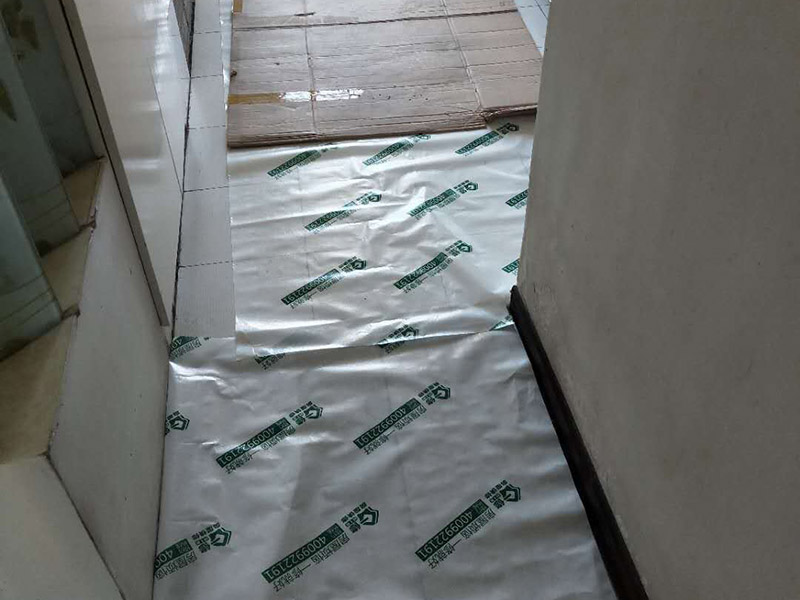 裝修地面保護(hù)：一、裝修地面保護(hù)膜鋪貼，一定是在地面（瓷磚、地板、地磚）貼好了才開始動(dòng)手用裝修地面保護(hù)膜，要不然裝修地面保護(hù)膜是保護(hù)好你的地面了，但是地面（瓷磚、地板、地磚）松動(dòng)了那就麻煩了，所以確認(rèn)地面可以施工了這個(gè)步驟很重要！ 二、清理好地面（瓷磚、地板、地磚）表面的垃圾沙粒以及灰塵，這樣防止裝修地面保護(hù)膜在上面起到真正的保護(hù)做用（建議可以用拖把把地面清理干凈） 三、從客廳開始鋪設(shè)（建議先從面積大的地方來(lái)貼）然后逐漸到其他的地方，因?yàn)榭蛷d是經(jīng)常走動(dòng)的所以先貼好這樣不至于弄臟地面，這樣的裝修地面保護(hù)膜的保護(hù)效果更佳 四、鋪設(shè)裝修地面保護(hù)膜如果不是用專業(yè)的不基膠帶（用的是透明膠）那么就要很注意不要貼到地面上了，這樣會(huì)導(dǎo)致清理不干凈,那就會(huì)增加人工成本甚至刮花地面在清理的時(shí)候特別注意（木地板需要特別注意）；對(duì)于用于窗戶上的裝修保護(hù)膜，那對(duì)于窗戶的保護(hù)一定要用專業(yè)的膠帶來(lái)貼，這樣減少導(dǎo)致清理玻璃上的膠質(zhì)了