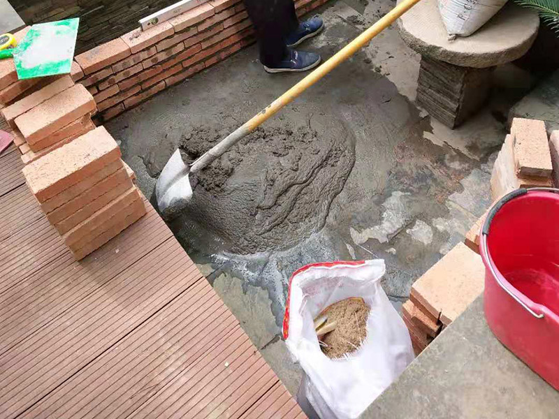 陽(yáng)臺(tái)花壇裝修：首先、處理好要露臺(tái)基面。把基面處理成堅(jiān)固、平整、干凈，無(wú)灰塵、油膩、蠟等以及其它碎屑物質(zhì)；基面有孔隙、裂縫、不平等缺陷的，須預(yù)先用水泥砂漿修補(bǔ)抹平，確?；娉浞譂駶?rùn)，但無(wú)明水； 第二、選擇適合家裝的防水材料。防水材料建議選擇柔嫩型的聚合物水泥基防水涂/漿料，即市場(chǎng)上名稱為：柔韌型、JS防水涂/漿料，這類產(chǎn)品是水性涂料、無(wú)毒無(wú)害無(wú)污染、施工簡(jiǎn)單快捷、和水泥基材粘接緊密、使用壽命長(zhǎng)、防水效果強(qiáng)、價(jià)格適中等顯著特點(diǎn)。選用質(zhì)量佳口碑好的品牌，如：雷邦仕防水漿料、德高防水涂料等。 第三 、注意防水要施工到位。做好坡度3&deg;的排水坡；柔韌型的防水涂料前后兩次呈&ldquo;十&rdquo;字涂刷兩遍，總厚度不超過(guò)2㎜； 第四 、做好保護(hù)層。在做好的防水層上做水泥砂漿保護(hù)層或粘貼瓷磚。