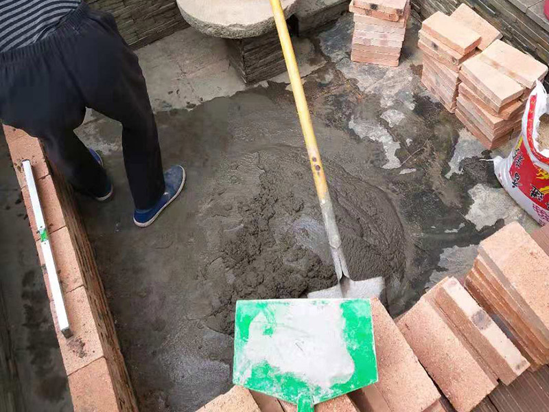 陽(yáng)臺(tái)花壇裝修：首先、處理好要露臺(tái)基面。把基面處理成堅(jiān)固、平整、干凈，無(wú)灰塵、油膩、蠟等以及其它碎屑物質(zhì)；基面有孔隙、裂縫、不平等缺陷的，須預(yù)先用水泥砂漿修補(bǔ)抹平，確?；娉浞譂駶?rùn)，但無(wú)明水； 第二、選擇適合家裝的防水材料。防水材料建議選擇柔嫩型的聚合物水泥基防水涂/漿料，即市場(chǎng)上名稱為：柔韌型、JS防水涂/漿料，這類產(chǎn)品是水性涂料、無(wú)毒無(wú)害無(wú)污染、施工簡(jiǎn)單快捷、和水泥基材粘接緊密、使用壽命長(zhǎng)、防水效果強(qiáng)、價(jià)格適中等顯著特點(diǎn)。選用質(zhì)量佳口碑好的品牌，如：雷邦仕防水漿料、德高防水涂料等。 第三 、注意防水要施工到位。做好坡度3&deg;的排水坡；柔韌型的防水涂料前后兩次呈&ldquo;十&rdquo;字涂刷兩遍，總厚度不超過(guò)2㎜； 第四 、做好保護(hù)層。在做好的防水層上做水泥砂漿保護(hù)層或粘貼瓷磚。