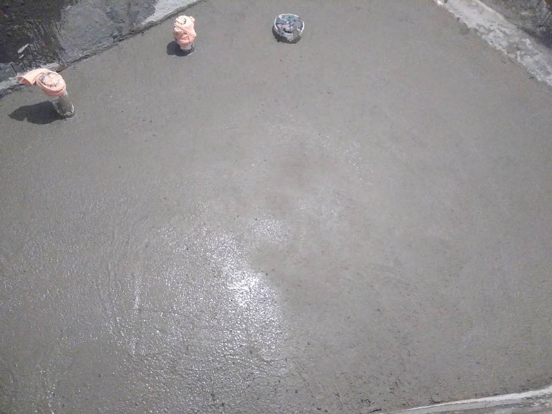 廁所地面回填找平：基底清理&rarr;檢驗土質(zhì)&rarr;白灰、素土過篩&rarr;拌制灰土&rarr;分層回填&rarr;分層夯實&rarr;檢驗密實度&rarr;修整找平驗收。 水泥砂漿找平優(yōu)勢：適合各種地面、各種地板鋪設(shè)前的地面找平。缺點：找平厚度太厚在25～35mm，如果水泥砂漿配比不對會使面層粉化起砂，起灰及裂紋。 石膏找平優(yōu)勢：可用于局部找平，不增高地面，找平厚度大概在5～20mm左右，對房間高度幾乎沒有影響，干燥速度快，價格相對便宜，施工方便。缺點：只可用于小范圍內(nèi)的找平使用。 自流平找平優(yōu)勢：不離析(水泥灰漿中的各種成分在整個施工過程中和水合反應(yīng)后不分離)，不起砂，不起塵，不裂紋;收縮率低，通常在千分之0.3～0.4，水合反應(yīng)后，表面不出現(xiàn)裂紋，普通水泥的收縮率大，容易出現(xiàn)裂紋。