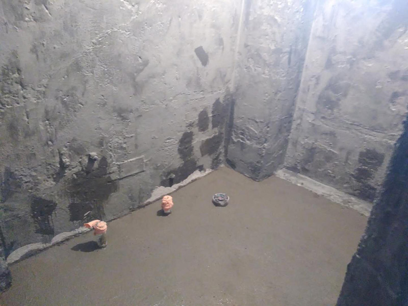 廁所地面回填找平：基底清理&rarr;檢驗土質(zhì)&rarr;白灰、素土過篩&rarr;拌制灰土&rarr;分層回填&rarr;分層夯實&rarr;檢驗密實度&rarr;修整找平驗收。 水泥砂漿找平優(yōu)勢：適合各種地面、各種地板鋪設(shè)前的地面找平。缺點：找平厚度太厚在25～35mm，如果水泥砂漿配比不對會使面層粉化起砂，起灰及裂紋。 石膏找平優(yōu)勢：可用于局部找平，不增高地面，找平厚度大概在5～20mm左右，對房間高度幾乎沒有影響，干燥速度快，價格相對便宜，施工方便。缺點：只可用于小范圍內(nèi)的找平使用。 自流平找平優(yōu)勢：不離析(水泥灰漿中的各種成分在整個施工過程中和水合反應(yīng)后不分離)，不起砂，不起塵，不裂紋;收縮率低，通常在千分之0.3～0.4，水合反應(yīng)后，表面不出現(xiàn)裂紋，普通水泥的收縮率大，容易出現(xiàn)裂紋。