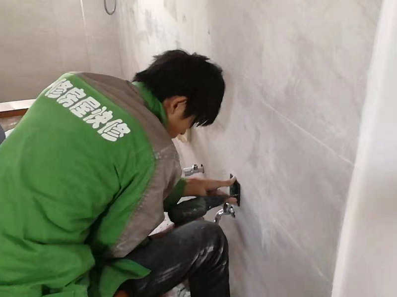 開關(guān)插座安裝：在安裝插座之前需要做的是打掃安裝位置的衛(wèi)生，將灰塵和雜物都清除干凈。并用抹布把盒內(nèi)殘存灰塵擦凈。將盒內(nèi)甩出的導(dǎo)線留出一段將來要維修的長度，然后把線削出一些線芯，注意削線芯時不要碰傷線芯。先將底盒子內(nèi)留出的導(dǎo)線由塑料臺的出線孔中穿出來，再把塑料臺緊緊貼在墻面中，在用螺絲把它固定在底盒子上。固定好后，將導(dǎo)線按剛剛打開盒時的接線方式，把各自的位置從開關(guān)插座的線孔中穿出來，并把導(dǎo)線壓緊壓牢。