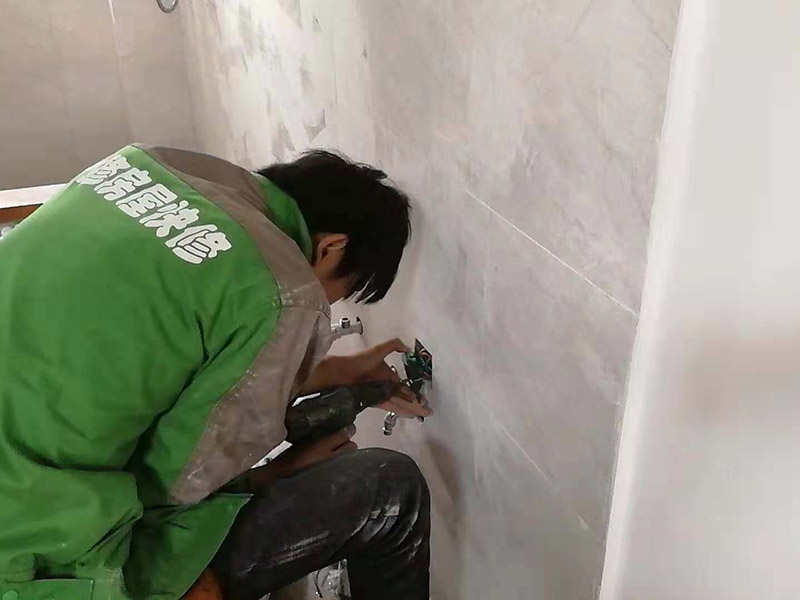 開關(guān)插座安裝：在安裝插座之前需要做的是打掃安裝位置的衛(wèi)生，將灰塵和雜物都清除干凈。并用抹布把盒內(nèi)殘存灰塵擦凈。將盒內(nèi)甩出的導(dǎo)線留出一段將來要維修的長度，然后把線削出一些線芯，注意削線芯時不要碰傷線芯。先將底盒子內(nèi)留出的導(dǎo)線由塑料臺的出線孔中穿出來，再把塑料臺緊緊貼在墻面中，在用螺絲把它固定在底盒子上。固定好后，將導(dǎo)線按剛剛打開盒時的接線方式，把各自的位置從開關(guān)插座的線孔中穿出來，并把導(dǎo)線壓緊壓牢。