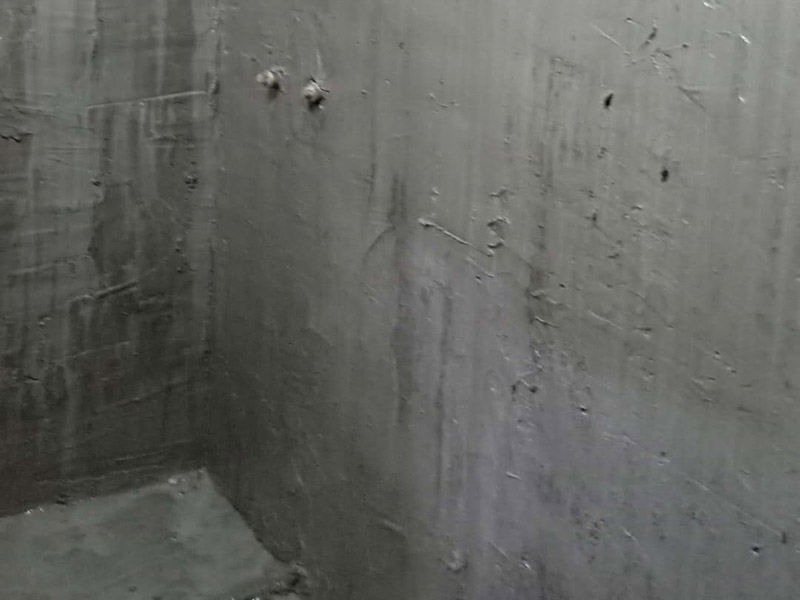 墻面地面防水涂刷：第一步：清理墻面和地面 在涂刷防水涂層之前，先要清理墻面和地面，同時(shí)要用連接的氣泵皮管吹盡陰角處的浮沉。 第二步：刷防水涂料 刷防水涂料時(shí)先刷墻角部位，交接處應(yīng)有200mm，不得有漏刷情況。 墻角涂刷完成后涂刷墻體：第一遍涂刷墻面時(shí)，應(yīng)上下縱向涂刷，第二遍涂刷墻體，應(yīng)左右橫向涂刷。注意、第二遍防水涂料間需要有一定時(shí)間間隔，待遍涂料干透后才能進(jìn)行第二遍，具體時(shí)間視涂料而定。 第三步：閉水試驗(yàn) 在涂刷完防水涂料后，不能立刻貼瓷磚，還必須進(jìn)行防水測(cè)試。 防水測(cè)試具體方法是：堵住衛(wèi)生間排水口、地漏等，然后將衛(wèi)生間積水2~3cm。24小時(shí)后到樓下查看是否有水滲漏，一旦發(fā)現(xiàn)有滲水痕跡，必須馬上返工。