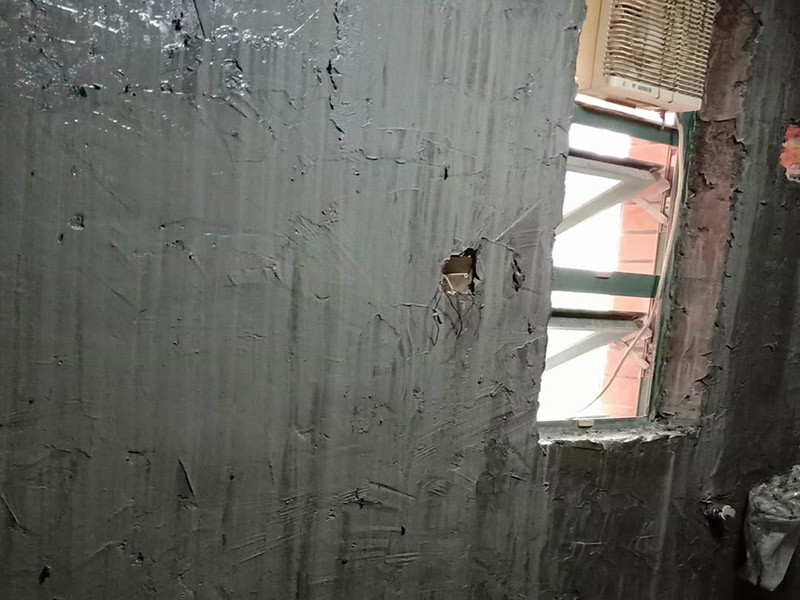 墻面地面防水涂刷：第一步：清理墻面和地面 在涂刷防水涂層之前，先要清理墻面和地面，同時(shí)要用連接的氣泵皮管吹盡陰角處的浮沉。 第二步：刷防水涂料 刷防水涂料時(shí)先刷墻角部位，交接處應(yīng)有200mm，不得有漏刷情況。 墻角涂刷完成后涂刷墻體：第一遍涂刷墻面時(shí)，應(yīng)上下縱向涂刷，第二遍涂刷墻體，應(yīng)左右橫向涂刷。注意、第二遍防水涂料間需要有一定時(shí)間間隔，待遍涂料干透后才能進(jìn)行第二遍，具體時(shí)間視涂料而定。 第三步：閉水試驗(yàn) 在涂刷完防水涂料后，不能立刻貼瓷磚，還必須進(jìn)行防水測(cè)試。 防水測(cè)試具體方法是：堵住衛(wèi)生間排水口、地漏等，然后將衛(wèi)生間積水2~3cm。24小時(shí)后到樓下查看是否有水滲漏，一旦發(fā)現(xiàn)有滲水痕跡，必須馬上返工。