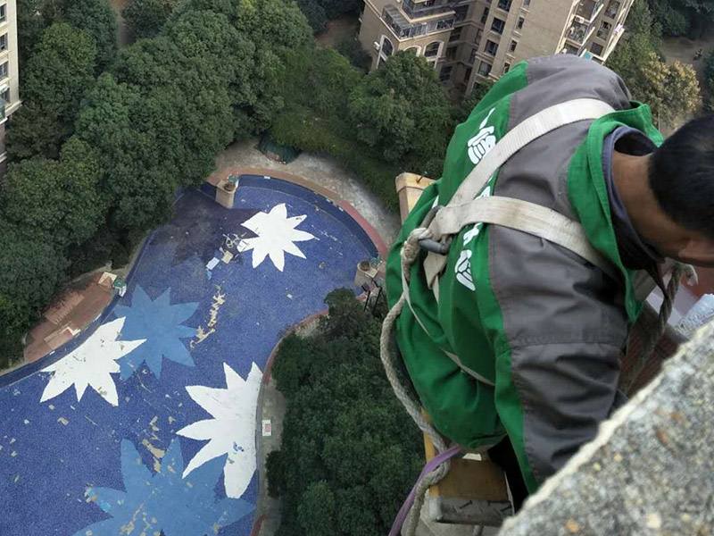 外墻維修：基層清理 &rarr; 澆水濕潤；一般在抹灰前一天，用軟管或膠皮管或噴壺順墻自上而下澆水濕潤，每天宜澆兩次&rarr; 吊垂直、套方、找規(guī)矩、做灰餅 &rarr; 抹水泥勒腳或墻裙 &rarr; 做護(hù)角抹水泥窗臺、墻面充筋 &rarr; 抹底灰 &rarr; 修補(bǔ)預(yù)留孔洞 &rarr; 抹罩面灰 &rarr; 養(yǎng)護(hù)。