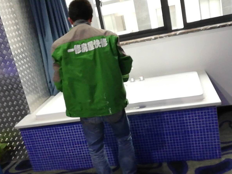 浴缸安裝維修：1、做好管道后，補(bǔ)好開槽部位做防水，24小時蓄水試驗(yàn)確保無滲漏。 2、按正常程序鋪磚，做完。 3、安裝浴缸：用泡沫磚墊好浴缸。浴缸高度一般在600mm以內(nèi)。接好上下水，保持通暢。然后用泡沫磚砌好墻抹灰。注意在下水管相應(yīng)位置留好檢修孔，250x300mm左右。 4、臺子上用什么材料，可以用同式樣的墻磚，馬賽克，人造石，大理石，不銹鋼等都可以，具體看你所喜歡的風(fēng)格。