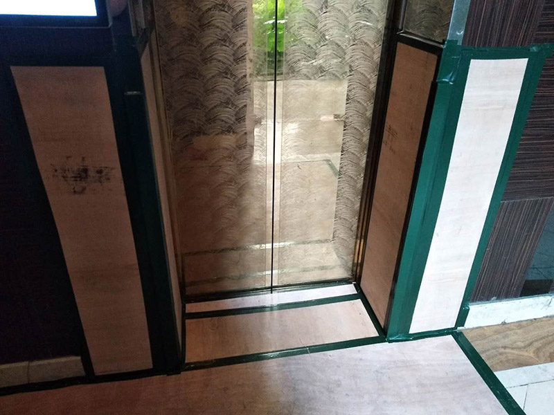 過道保護(hù)裝修：1、入戶門扇進(jìn)行包裹保護(hù)，用透明膠帶將保護(hù)膜粘貼牢固平整。2、過道整鋪保護(hù)膜，這樣就不會造成在運輸材料過程中造成過道瓷磚的損壞。3、過道電梯、墻壁要保護(hù)膜包裹，用透明膠帶粘貼，防止碰撞造成墻壁的擦掛。 窗戶玻璃保護(hù)規(guī)范為：只保護(hù)玻璃部分，使用膩子膠水粘實。