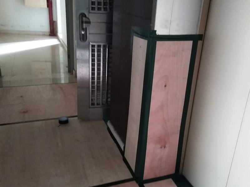 過道保護(hù)裝修：1、入戶門扇進(jìn)行包裹保護(hù)，用透明膠帶將保護(hù)膜粘貼牢固平整。2、過道整鋪保護(hù)膜，這樣就不會造成在運輸材料過程中造成過道瓷磚的損壞。3、過道電梯、墻壁要保護(hù)膜包裹，用透明膠帶粘貼，防止碰撞造成墻壁的擦掛。 窗戶玻璃保護(hù)規(guī)范為：只保護(hù)玻璃部分，使用膩子膠水粘實。