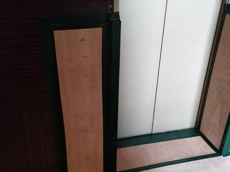 過道保護(hù)裝修：1、入戶門扇進(jìn)行包裹保護(hù)，用透明膠帶將保護(hù)膜粘貼牢固平整。2、過道整鋪保護(hù)膜，這樣就不會造成在運輸材料過程中造成過道瓷磚的損壞。3、過道電梯、墻壁要保護(hù)膜包裹，用透明膠帶粘貼，防止碰撞造成墻壁的擦掛。 窗戶玻璃保護(hù)規(guī)范為：只保護(hù)玻璃部分，使用膩子膠水粘實。