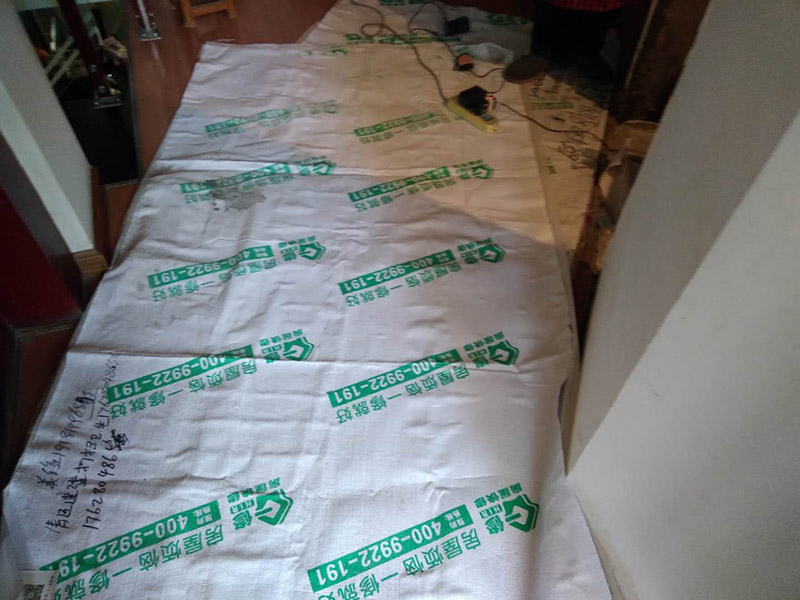 廁所墻面貼瓷磚：廁所貼瓷磚：首先應除去基層表面的污垢，油漬，浮灰;除去基層上所有涂料層，膩子層;如果基層未能達到平整度要求，需對基層進行預先的找平處理；鋪貼瓷磚前需事先找好垂直線，以此為基準鋪貼的瓷磚高低均勻、垂直美觀；應對瓷磚的色彩、紋理、表面平整等進行嚴格的挑選，然后按照圖紙要求預鋪，調(diào)制粘結劑；然后將調(diào)制好的漿料均勻地抹在瓷磚背面，要求漿料飽滿，瓷磚平整地鋪貼在基層上，使用橡膠錘將瓷磚拍實鋪平；最后瓷磚鋪貼結束后24小時，可進行嵌縫施工，嵌縫后用浸濕的織物清理多余的嵌縫劑，保持瓷磚表面清潔。