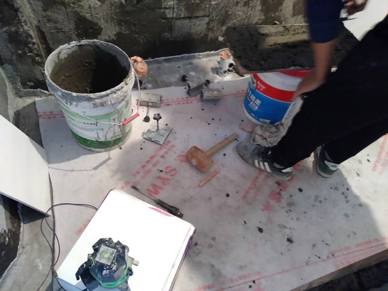 廁所墻面貼瓷磚：廁所貼瓷磚：首先應除去基層表面的污垢，油漬，浮灰;除去基層上所有涂料層，膩子層;如果基層未能達到平整度要求，需對基層進行預先的找平處理；鋪貼瓷磚前需事先找好垂直線，以此為基準鋪貼的瓷磚高低均勻、垂直美觀；應對瓷磚的色彩、紋理、表面平整等進行嚴格的挑選，然后按照圖紙要求預鋪，調(diào)制粘結劑；然后將調(diào)制好的漿料均勻地抹在瓷磚背面，要求漿料飽滿，瓷磚平整地鋪貼在基層上，使用橡膠錘將瓷磚拍實鋪平；最后瓷磚鋪貼結束后24小時，可進行嵌縫施工，嵌縫后用浸濕的織物清理多余的嵌縫劑，保持瓷磚表面清潔。