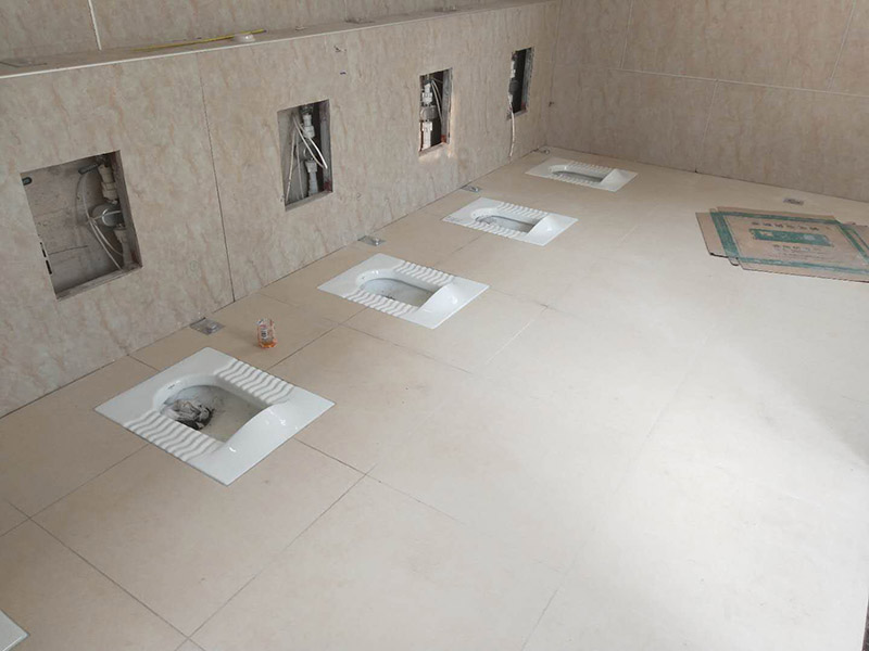 公廁施工裝修：衛(wèi)生間裝修的第一個步驟就是水電改造，水電改造直接影響到入住后衛(wèi)生間的使用效果，所以，這個步驟非常重要。首先，大家需要確定與水電相關的所有設備的尺寸大小、擺放位置和安裝方式；水電改造完成之后，就到了防水處理的步驟。衛(wèi)生間防水處理不僅要處理好地面的防水工作，還不能忽視了墻面的防水工作，衛(wèi)生間內使用的所有開關插座都要裝上防水蓋，做好每個細節(jié)的防水處理，這要也能為日后省去不少麻煩。瓷磚是衛(wèi)生間地面常用的裝修材料，具有不錯的裝飾作用，而且我們可以使用一跌防水性能不錯的瓷磚，這要也能好的保護到衛(wèi)生間內的地面和墻體。衛(wèi)生間地面的瓷磚不僅要考慮到防水性，也要考慮到防滑性，大家最好選表面有凹凸紋路的瓷磚，這種瓷磚不僅防水還防滑。在選擇衛(wèi)生間吊頂材料的時候，一定要注意材料的防水性，因為我們在沐浴過程中會產生水汽，水汽蒸發(fā)到吊頂上，如果使用的吊頂材料不具備防水的性能，時間內長了就會出現霉變、變形等情況。