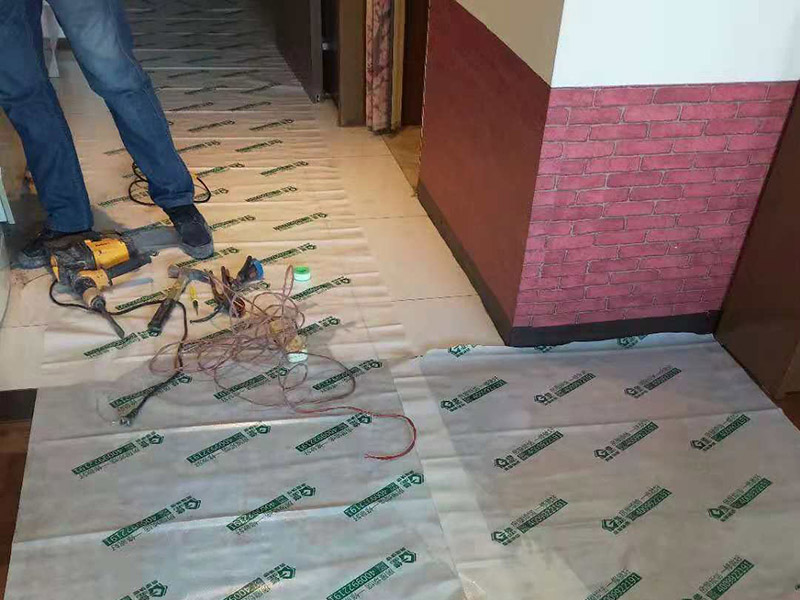 公寓衛(wèi)生間翻新保護(hù)：成品保護(hù)：可能有人會(huì)問(wèn)，我衛(wèi)生間要整體改造，沒(méi)有什么保留的東西，要保護(hù)什么呢？但是你想想，這些被拆除的物品，在外運(yùn)的時(shí)候，殘?jiān)苋菀讋潅依锏牡匕?，所以，包括地板在?nèi)的一部分墻面、家具都需要做成品保護(hù)。 整體拆除：包括熱水器、馬桶等整體拆除，垃圾外運(yùn)。 隱蔽工程：1、：衛(wèi)生間防水工程防水最關(guān)鍵：淋浴區(qū)墻面防水不得低于1.8米衛(wèi)生間其他區(qū)域防水不得低于1.2米馬桶位置防水不得低于50cm防水工程要多重保險(xiǎn)，防水涂料+防水布+密封積水測(cè)試；2、：電路工程依據(jù)具體用電情況可以使用：4平方的電線（6000~7000W）或者6平方的電線（8000~11000W）PS:電路和水路開(kāi)槽要橫平豎直，最好不要橫向開(kāi)槽（橫開(kāi)槽不要超過(guò)50cm），開(kāi)槽深度不要超過(guò)三公分（為了墻體安全），穿線管用些好點(diǎn)的PVC管材，水、電管每400~800mm一個(gè)卡扣。3、瓷磚墻固+防水+墻面拉毛+周正找平+瓷磚粘接劑+瓷磚做完防水，就是墻面拉毛處理，墻面拉毛為的就是防止瓷磚后期空鼓，周正找平就是為了墻面的平整，瓷磚粘接劑~（瓷磚要用水浸）