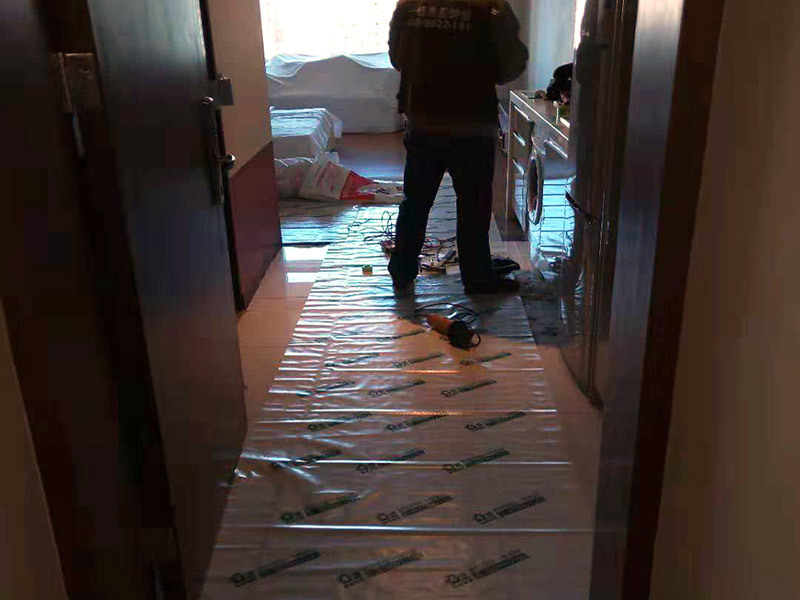 公寓衛(wèi)生間翻新保護(hù)：成品保護(hù)：可能有人會(huì)問(wèn)，我衛(wèi)生間要整體改造，沒(méi)有什么保留的東西，要保護(hù)什么呢？但是你想想，這些被拆除的物品，在外運(yùn)的時(shí)候，殘?jiān)苋菀讋潅依锏牡匕?，所以，包括地板在?nèi)的一部分墻面、家具都需要做成品保護(hù)。 整體拆除：包括熱水器、馬桶等整體拆除，垃圾外運(yùn)。 隱蔽工程：1、：衛(wèi)生間防水工程防水最關(guān)鍵：淋浴區(qū)墻面防水不得低于1.8米衛(wèi)生間其他區(qū)域防水不得低于1.2米馬桶位置防水不得低于50cm防水工程要多重保險(xiǎn)，防水涂料+防水布+密封積水測(cè)試；2、：電路工程依據(jù)具體用電情況可以使用：4平方的電線（6000~7000W）或者6平方的電線（8000~11000W）PS:電路和水路開(kāi)槽要橫平豎直，最好不要橫向開(kāi)槽（橫開(kāi)槽不要超過(guò)50cm），開(kāi)槽深度不要超過(guò)三公分（為了墻體安全），穿線管用些好點(diǎn)的PVC管材，水、電管每400~800mm一個(gè)卡扣。3、瓷磚墻固+防水+墻面拉毛+周正找平+瓷磚粘接劑+瓷磚做完防水，就是墻面拉毛處理，墻面拉毛為的就是防止瓷磚后期空鼓，周正找平就是為了墻面的平整，瓷磚粘接劑~（瓷磚要用水浸）