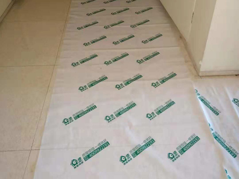 公寓衛(wèi)生間翻新保護(hù)：成品保護(hù)：可能有人會(huì)問(wèn)，我衛(wèi)生間要整體改造，沒(méi)有什么保留的東西，要保護(hù)什么呢？但是你想想，這些被拆除的物品，在外運(yùn)的時(shí)候，殘?jiān)苋菀讋潅依锏牡匕?，所以，包括地板在?nèi)的一部分墻面、家具都需要做成品保護(hù)。 整體拆除：包括熱水器、馬桶等整體拆除，垃圾外運(yùn)。 隱蔽工程：1、：衛(wèi)生間防水工程防水最關(guān)鍵：淋浴區(qū)墻面防水不得低于1.8米衛(wèi)生間其他區(qū)域防水不得低于1.2米馬桶位置防水不得低于50cm防水工程要多重保險(xiǎn)，防水涂料+防水布+密封積水測(cè)試；2、：電路工程依據(jù)具體用電情況可以使用：4平方的電線（6000~7000W）或者6平方的電線（8000~11000W）PS:電路和水路開(kāi)槽要橫平豎直，最好不要橫向開(kāi)槽（橫開(kāi)槽不要超過(guò)50cm），開(kāi)槽深度不要超過(guò)三公分（為了墻體安全），穿線管用些好點(diǎn)的PVC管材，水、電管每400~800mm一個(gè)卡扣。3、瓷磚墻固+防水+墻面拉毛+周正找平+瓷磚粘接劑+瓷磚做完防水，就是墻面拉毛處理，墻面拉毛為的就是防止瓷磚后期空鼓，周正找平就是為了墻面的平整，瓷磚粘接劑~（瓷磚要用水浸）