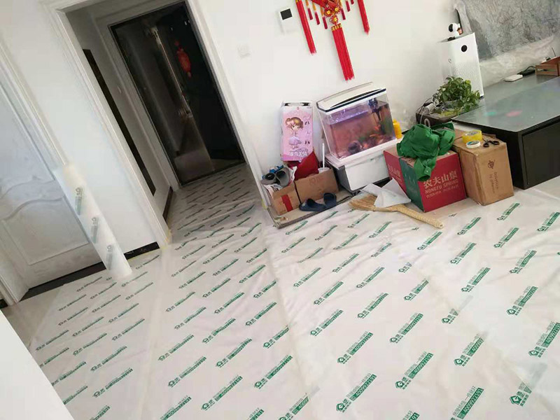 整體衛(wèi)生間翻新：1.衛(wèi)生間的墻面一定要做30cm的防水涂料，避免積水浸透墻面。如果衛(wèi)生間的墻面是輕體墻的話可以把整個墻面都涂上防水涂料。其次兩扇式的淋浴屏它的兩面墻都要涂上防水涂料。 2.瓷磚不僅可以避免潮濕的侵蝕，而且還可以保護墻面，所以墻面可以鋪貼滿瓷磚。其次瓷磚的墻面還可以長久保持整潔和美觀，同時吊頂?shù)恼趽醪糠忠惨么纱u鋪貼滿，這樣才能更好的保護好整個墻面。 3.如果是把原來的地面打掉的話，一定要對地面進行找平處理和防水處理，這樣才能防止在以后的使用中出現(xiàn)滲漏的現(xiàn)象。其次地面的接縫和排水管處一定要用防水涂料涂刷到位。