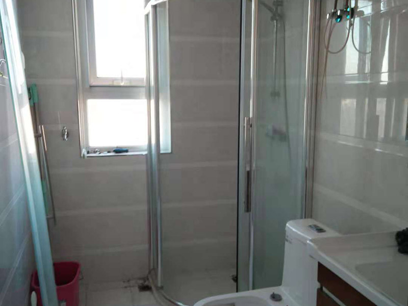 整體衛(wèi)生間翻新：1.衛(wèi)生間的墻面一定要做30cm的防水涂料，避免積水浸透墻面。如果衛(wèi)生間的墻面是輕體墻的話可以把整個墻面都涂上防水涂料。其次兩扇式的淋浴屏它的兩面墻都要涂上防水涂料。 2.瓷磚不僅可以避免潮濕的侵蝕，而且還可以保護墻面，所以墻面可以鋪貼滿瓷磚。其次瓷磚的墻面還可以長久保持整潔和美觀，同時吊頂?shù)恼趽醪糠忠惨么纱u鋪貼滿，這樣才能更好的保護好整個墻面。 3.如果是把原來的地面打掉的話，一定要對地面進行找平處理和防水處理，這樣才能防止在以后的使用中出現(xiàn)滲漏的現(xiàn)象。其次地面的接縫和排水管處一定要用防水涂料涂刷到位。