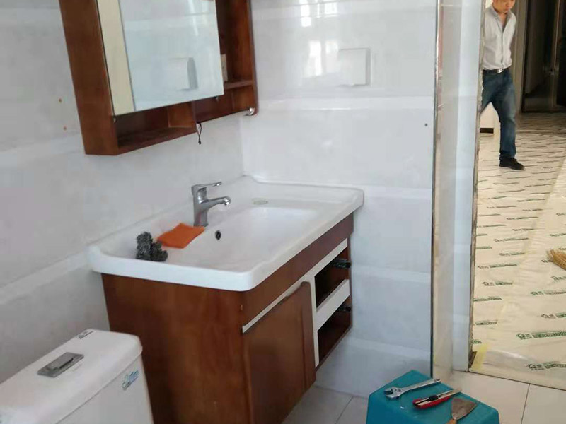 整體衛(wèi)生間翻新：1.衛(wèi)生間的墻面一定要做30cm的防水涂料，避免積水浸透墻面。如果衛(wèi)生間的墻面是輕體墻的話可以把整個墻面都涂上防水涂料。其次兩扇式的淋浴屏它的兩面墻都要涂上防水涂料。 2.瓷磚不僅可以避免潮濕的侵蝕，而且還可以保護墻面，所以墻面可以鋪貼滿瓷磚。其次瓷磚的墻面還可以長久保持整潔和美觀，同時吊頂?shù)恼趽醪糠忠惨么纱u鋪貼滿，這樣才能更好的保護好整個墻面。 3.如果是把原來的地面打掉的話，一定要對地面進行找平處理和防水處理，這樣才能防止在以后的使用中出現(xiàn)滲漏的現(xiàn)象。其次地面的接縫和排水管處一定要用防水涂料涂刷到位。