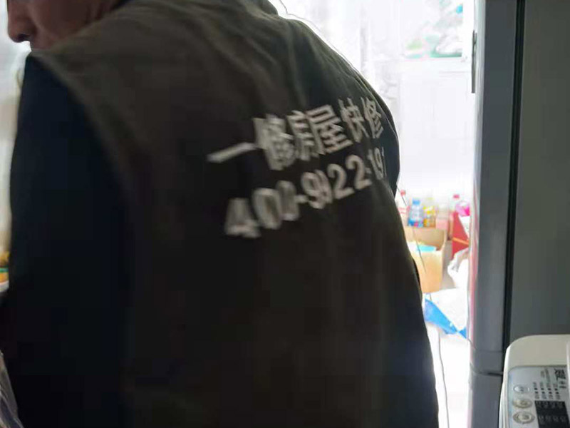 衛(wèi)生間水管安裝：一、衛(wèi)生間水管安裝的正確順序 衛(wèi)生間的水管裝置前定要遵從合理步驟，一般首要和師傅參議水路的詳細(xì)走向，二是用電錘把卡子固定到墻上，三是開端用專業(yè)的熱溶機(jī)對(duì)管子進(jìn)行熱熔銜接，四是用試壓泵對(duì)整個(gè)管線進(jìn)行打壓測(cè)試，五是整理現(xiàn)場(chǎng)。二、衛(wèi)生間水管的規(guī)劃布局 衛(wèi)生間水管裝置要根據(jù)水的走向進(jìn)行鋪設(shè)，一般是橫平豎直，盡可能2條管道不交叉，如果穿插要搭過橋，冷熱水管分隔并保持必定的間隔，沐浴混水閥的左右方位正確且裝在浴缸中心，高度最好在1.8m-2.1m間，還要為熱水器的裝置和洗衣機(jī)的進(jìn)出水口預(yù)留方位，做到科學(xué)合理的布局。