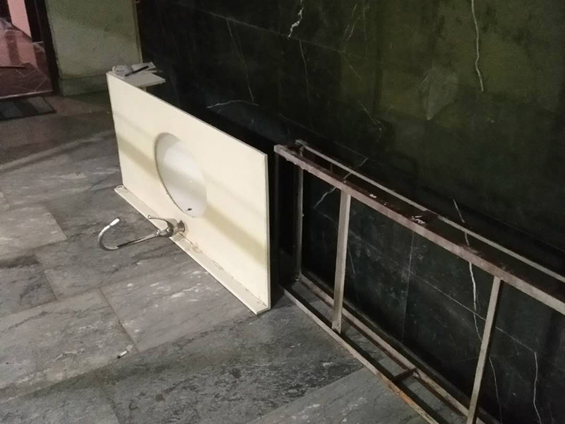 浴室洗面盆拆除安裝：1、首先檢查墻體是否實(shí)芯，不能裝在空心墻體上，因?yàn)榭招膲Σ粔?，用不了就?huì)爛掉。 2、按選定的孔位，用沖擊鉆在墻面上打孔，將掛墻配件中的膨脹管裝入孔中，再用自攻螺釘將主柜與墻面鎖緊。 3、主柜安裝完畢后，再把臺(tái)盆放入，調(diào)節(jié)放平。 4、側(cè)柜、置物架安裝方法同主柜。 5、化妝鏡安裝：按化妝鏡背孔安裝規(guī)格在墻面打孔，裝入膨脹管，然后把螺釘擰入膨脹管到適合深度，掛上浴鏡。 6、連接好進(jìn)出水，并檢查密閉性，清理現(xiàn)場(chǎng)。