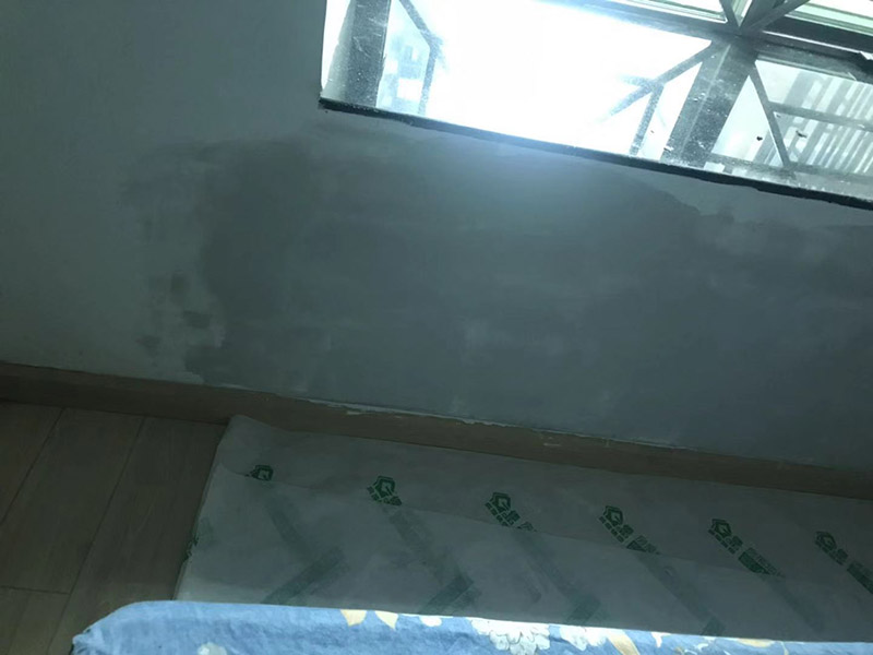 墻面局部補(bǔ)膩?zhàn)樱?、墻面基本干燥，基層含水率不得大于10%。   2、抹灰作業(yè)已全部完成，過墻管道、洞口、陰陽角處理完畢，為確保墻面干燥，各種穿墻孔應(yīng)提前抹灰找平。  3、門、窗、玻璃要提前安裝完畢。 4、地面施工及管道安裝完畢。   5、將墻體空鼓、裂縫修補(bǔ)到位后，再進(jìn)行膩?zhàn)邮┕ぁＡ芽p處理方法，用抗裂砂漿將寬100mm的無紡布粘貼在裂縫上，每邊搭接50mm，外面抹抗裂砂漿。  刮膩?zhàn)訒r不要污染地面，門窗、玻璃等以完成的分部分項(xiàng)工程。刮膩?zhàn)油瓿珊笠咨票Ｗo(hù)，不得磕碰污染墻面。 