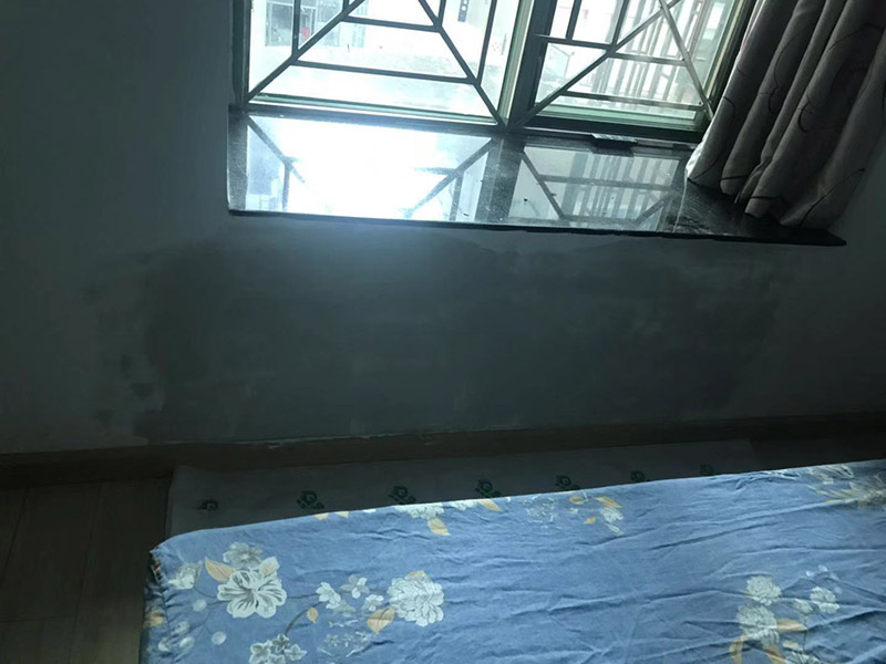 墻面局部補(bǔ)膩?zhàn)樱?、墻面基本干燥，基層含水率不得大于10%。   2、抹灰作業(yè)已全部完成，過墻管道、洞口、陰陽角處理完畢，為確保墻面干燥，各種穿墻孔應(yīng)提前抹灰找平。  3、門、窗、玻璃要提前安裝完畢。 4、地面施工及管道安裝完畢。   5、將墻體空鼓、裂縫修補(bǔ)到位后，再進(jìn)行膩?zhàn)邮┕?。裂縫處理方法，用抗裂砂漿將寬100mm的無紡布粘貼在裂縫上，每邊搭接50mm，外面抹抗裂砂漿。  刮膩?zhàn)訒r不要污染地面，門窗、玻璃等以完成的分部分項(xiàng)工程。刮膩?zhàn)油瓿珊笠咨票Ｗo(hù)，不得磕碰污染墻面。 