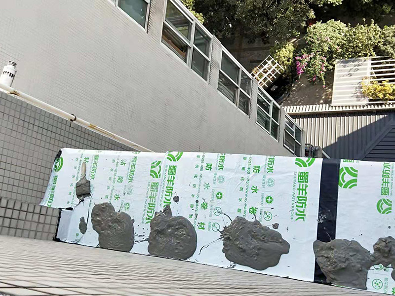 窗戶臺防水維修：(1)清理窗框周邊，查找滲漏縫隙，分析滲漏原因; (2)對于墻體內(nèi)部存在空穴的部位，根據(jù)具體情況考慮化學(xué)灌漿或填充其它彈性防水材料; (3)清理縫隙表面，其表面不應(yīng)有油污，浮塵等隔離物; (4)在窗框周邊縫隙內(nèi)嵌填彈性密封材料; (5)試水檢驗(yàn)防水效果。 主要是在窗戶的外面做防水處理，一般是墻面上批刮耐水膩?zhàn)?、刷防水涂料。?dāng)然，如果事先做一下基礎(chǔ)防水的話，那么防水的效果會更好了。