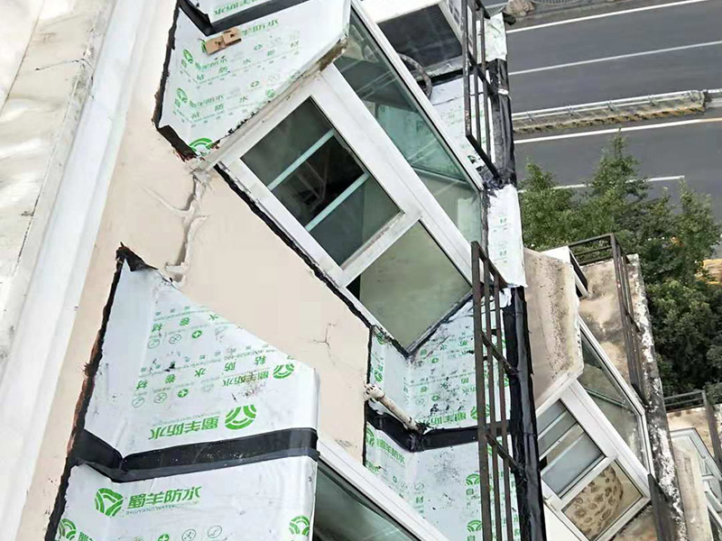 窗戶臺防水維修：(1)清理窗框周邊，查找滲漏縫隙，分析滲漏原因; (2)對于墻體內(nèi)部存在空穴的部位，根據(jù)具體情況考慮化學(xué)灌漿或填充其它彈性防水材料; (3)清理縫隙表面，其表面不應(yīng)有油污，浮塵等隔離物; (4)在窗框周邊縫隙內(nèi)嵌填彈性密封材料; (5)試水檢驗(yàn)防水效果。 主要是在窗戶的外面做防水處理，一般是墻面上批刮耐水膩?zhàn)?、刷防水涂料。?dāng)然，如果事先做一下基礎(chǔ)防水的話，那么防水的效果會更好了。