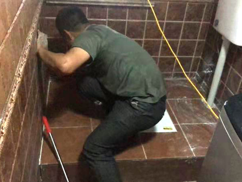 廁所瓷磚美縫：準(zhǔn)備好施工工具，將瓷磚隙內(nèi)的臟污清理干凈，建議縫隙在1.5到2mm深度合適。縫隙清理干凈后， 擰開管蓋裝上混合管安裝好膠槍，舍棄掉前端40cm 不可用的預(yù)留料，沿著縫隙均勻打出 美縫劑（先豎后橫），可用刮板或者壓縫 鋼球、手指套沿著縫隙壓出 U型面！靜等2到3個(gè)小時(shí) 固化后用清縫鏟刀輔助清理 縫隙邊緣余料！